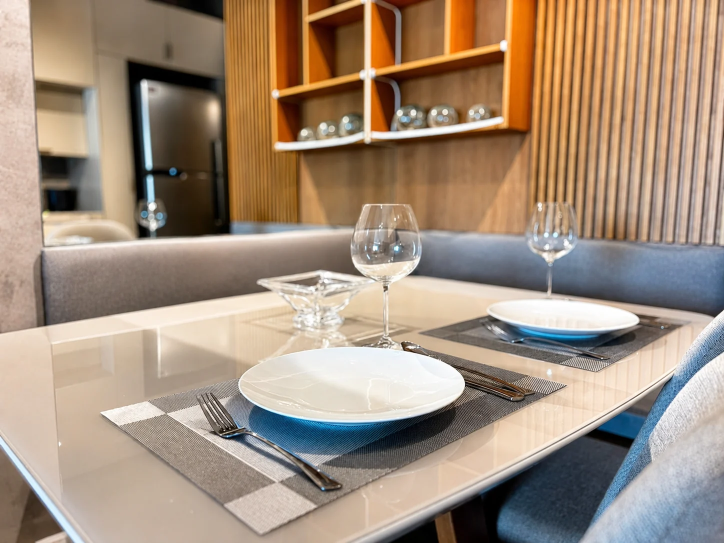 Dining table and equipped kitchen at Skylux 1811
