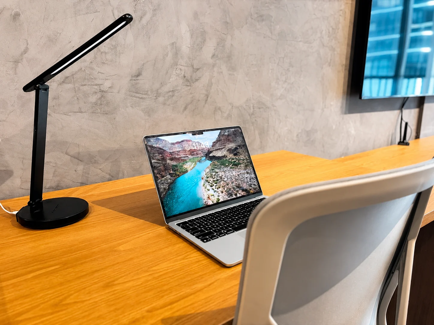 Workspace in the Skylux 1811 apartment